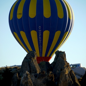Montgolfière posée entre les rochers - Turquie  - collection de photos clin d'oeil, catégorie paysages